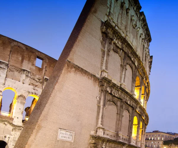 イタリア 夜のコロッセオの光 — ストック写真