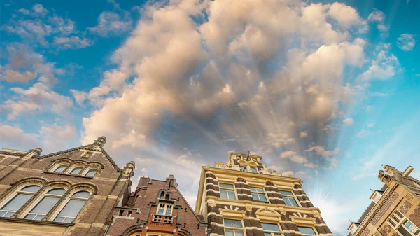 Dramatischer Himmel Über Amsterdams Gebäuden — Stockfoto