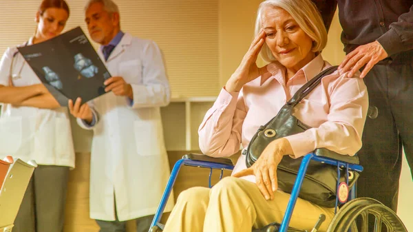Mulher Cadeira Rodas Com Assistente Masculino Quarto Hospital — Fotografia de Stock