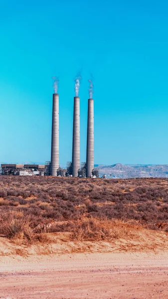 Industrianläggning Mitt Öknen — Stockfoto