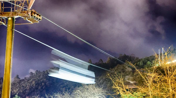 Verschwommene Sicht Auf Fahrende Weiße Seilbahn Bei Nacht — Stockfoto