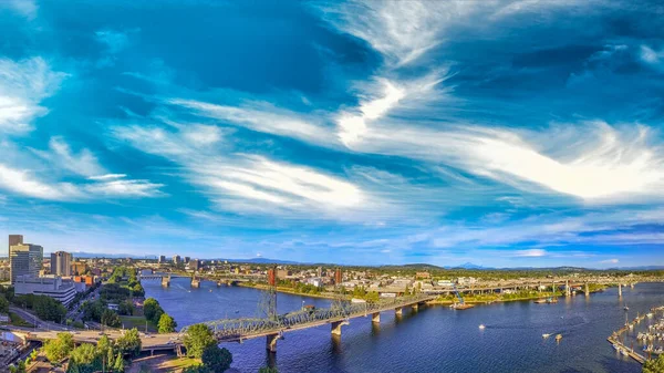 オレゴン州ポートランド 夕日パノラマ空撮 — ストック写真