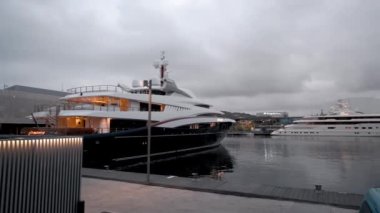 BARCELONA - 10 Mayıs 2018: Günbatımında tekne ve yatlarla şehir limanı