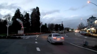 TAUPO, NEW ZEALAND - Eylül 2018: Göl boyunca şehir trafiğini gece görüşü