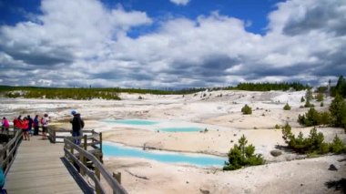 YELLOWStone, WY - Temmuz 2019: Güneşli bir günde Norris Geyser Havzası 'nı ziyaret eden turistler