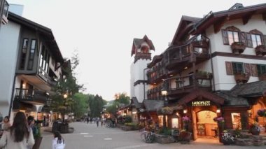 VAIL, CO - 5 Temmuz 2019: Turistler gün batımında şehrin sokaklarının tadını çıkarıyorlar