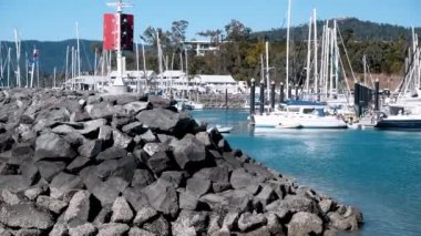 AIRLIE BEACH, AUSTRALYA - 2018 AĞUSTUSTOS: Hareket halindeki bir tekneden şehir limanının görüntüsü