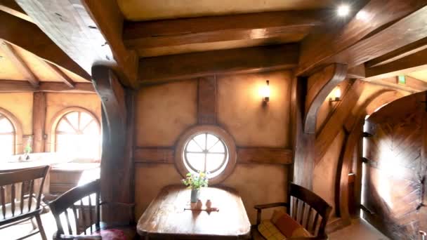 HOBBITON, ÚJ ZEALAND - Augusztus 2018: Ház belső Hobbiton Village egy napsütéses napon — Stock videók