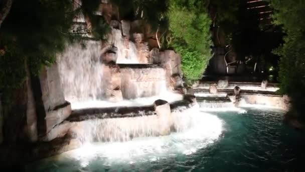 LAS VEGAS, NV - czerwiec 2019: Piękna fontanna Wynn Casino w nocy — Wideo stockowe