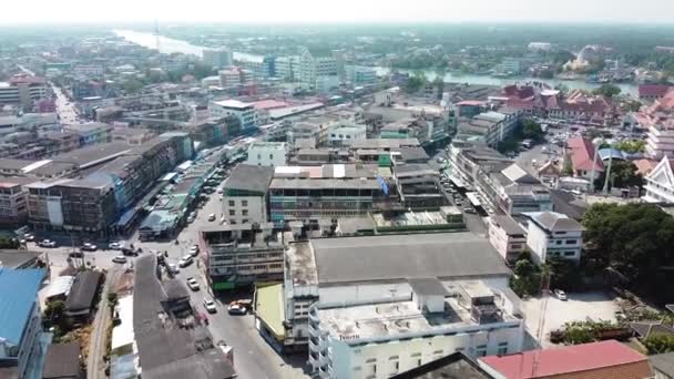 MAEKLONG, THAILANDIA - 15 DICEMBRE 2019: Incredibile vista aerea sul paesaggio urbano di Maeklong con mercato fluviale e ferroviario — Video Stock