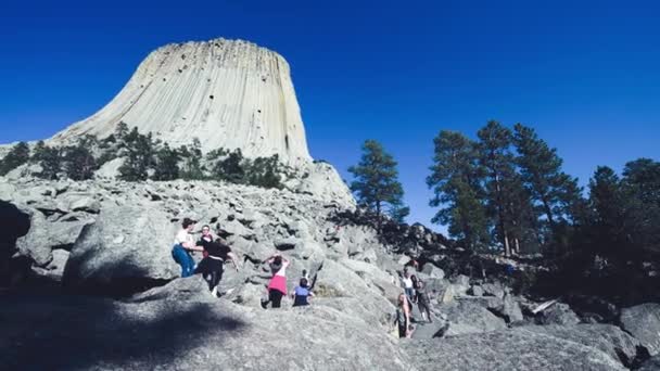 DEVILS TOWER, WY - červen 2019: Turisté si užívají výlet po horách — Stock video