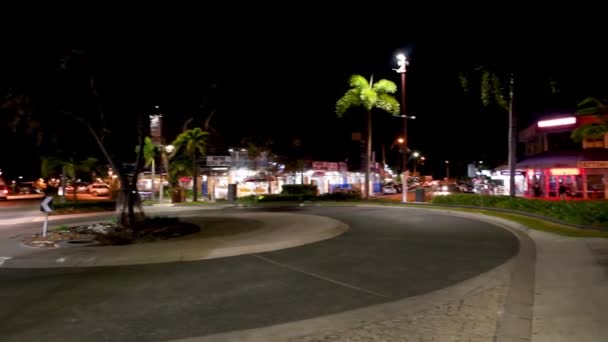 安利海滩，澳大利亚- 2018年8月：城市街道的夜间交通 — 图库视频影像