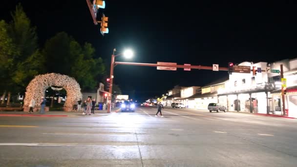 JACKSON HOLE, WY - 10 de julio de 2019: Tráfico y turistas por las calles de la ciudad por la noche — Vídeos de Stock