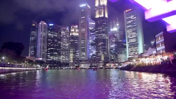 SINGAPORE - STYCZEŃ 3, 2020: Nocna panorama miasta z promu na rzece Singapur — Wideo stockowe