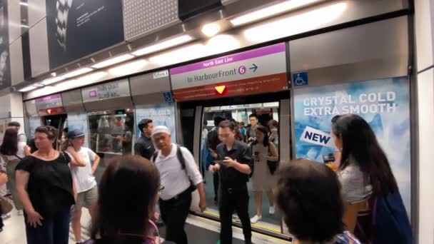 SINGAPUR - 1. června 2020: Turisté a místní obyvatelé stanice metra čekají na vlak — Stock video