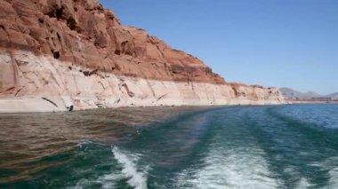 Powell Gölü Kanyonu, yaz mevsiminde bir tekne manzarası.
