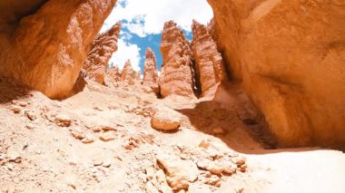 Bryce Canyon Ulusal Parkı 'nın inanılmaz kaya oluşumları. Güzel bir yaz günü manzarası