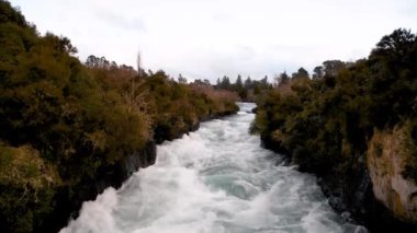 Huka Şelaleleri 'nin inanılmaz şelaleleri, Yeni Zelanda Kuzey Adası