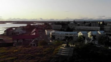 Snaefellsnes Yarımadası, İzlanda 'daki Borgarnes' in hava manzarası. Yaz mevsiminde gün batımı. Yavaş çekim