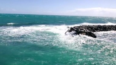 Sahil boyunca sıralanmış kayalar, deniz bariyeri