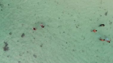 Güzel bir sahil boyunca yüzücülerin hava manzarası