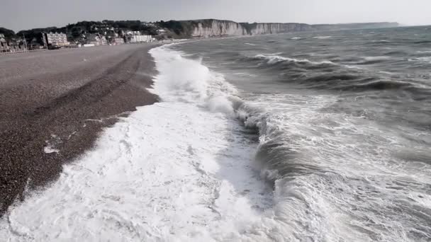 Strand en golven in Etretat, Normandië — Stockvideo