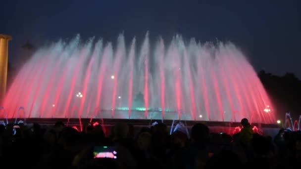 Lichte show langs de trap op Montjuic met beroemde fonteinen, Barcelona — Stockvideo