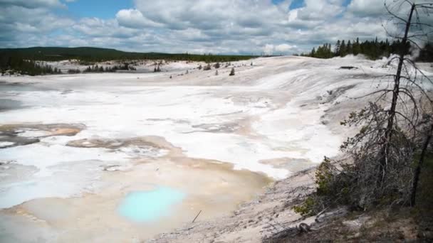 Warm blauw zwembad in Yellowstone National Park, Wyoming, Verenigde Staten — Stockvideo