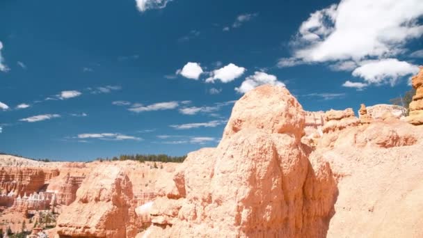 Csodálatos sziklaformációk a Bryce Canyon Nemzeti Parkban. Kilátás egy gyönyörű nyári napon — Stock videók