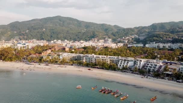 Atemberaubende Luftaufnahme des Patong Beach und der Stadt Phuket bei Sonnenuntergang, Thailand — Stockvideo