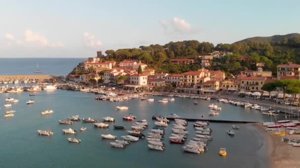 Pobřeží Marina di Campo, ostrov Elba. Letecký výhled na italské pobřeží v letní sezóně. Zpomalený pohyb — Stock video