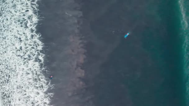 Vista aérea de las olas a lo largo de la costa al atardecer — Vídeos de Stock