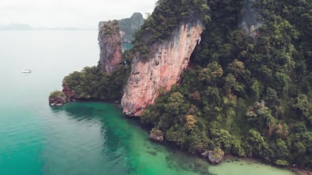 Thailand archipel, vanuit de lucht gezien. Mooie eilanden in de provincie Krabi gezien vanaf drone — Stockvideo