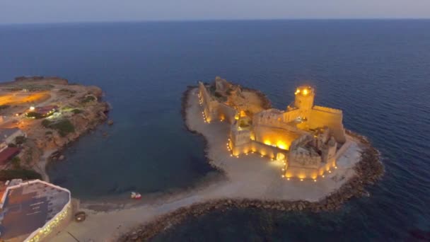 Aragonese vesting, toeristische aragonese kasteel "Le Castella". Nachtlandschap van de regio Calabrië, Zuid-Italië — Stockvideo