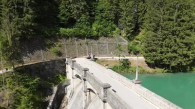 Auronzo Gölü 'nün yaz mevsiminde, Alpin manzarası yavaş çekimde.