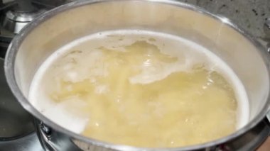 Sıcak suyun içinde makarna pişirmek