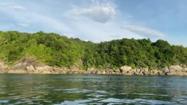 Tayland kıyıları Phuket bölgesinde hareket halindeki bir tekneden görüldüğü gibi.
