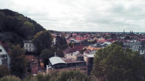 Veduta aerea di Heidelberg Homes al tramonto al rallentatore, Germania — Video Stock