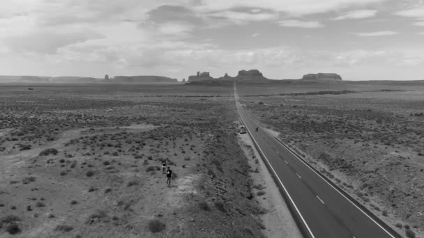 Vista aérea incrível da estrada para Monument Valley — Vídeo de Stock