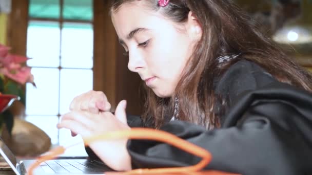 Chica joven usando el ordenador portátil en casa. Concepto de educación y aprendizaje en el hogar — Vídeos de Stock