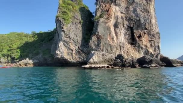 Ταϊλάνδη ακτή, όπως φαίνεται από μια κινούμενη βάρκα, Phi Phi Islands σε μια όμορφη ηλιόλουστη μέρα — Αρχείο Βίντεο