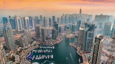 Gün batımında Dubai Marina 'nın hava manzarası..