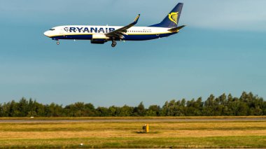 Londra - 24 Eylül 2016: Ryanair uçağı Stansted Havaalanı 'na indi. Ryanair, 354 uçak filosuyla Boeing 737 'nin en büyük operatörlerinden biridir..