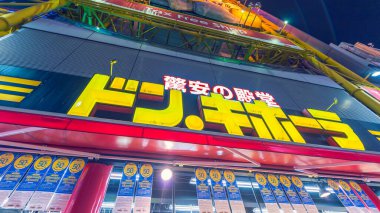 OSAKA - 28 Mayıs 2016 'da Osaka' da Dotonbori 'de Billbords. Japonya 'nın Osaka kentindeki en önemli turizm merkezlerinden biridir. Dotonbori kanalı boyunca uzanan tek bir sokaktır.