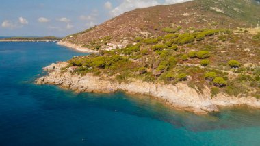 Cavoli Sahili, Elba Adası. Bir yaz günü güzel bir sahil şeridinin panoramik hava manzarası