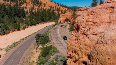 Red Canyon ve Bryce Kanyonu 'nun tünel girişi. Ulusal parkın girişinde kırmızı kemer bulundu..