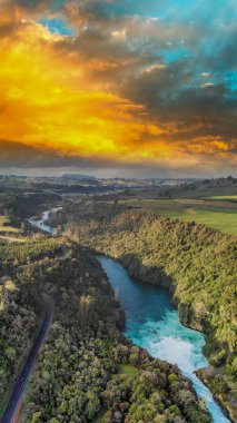 Huka Falls 'un havadan panoramik manzarası, Taupo - Yeni Zelanda.