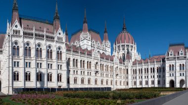 Budapeşte, Macaristan Parlamentosu 'nun alacakaranlıktaki muhteşem manzarası.