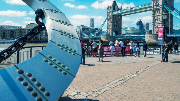 London Iunie 2015 Turiști Apropiere Tower Bridge Londra Este Vizitată — Fotografie, imagine de stoc