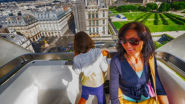 Mãe Filha Desfrutando Roda Gigante Perto Louvre Paris Com Fundo — Fotografia de Stock